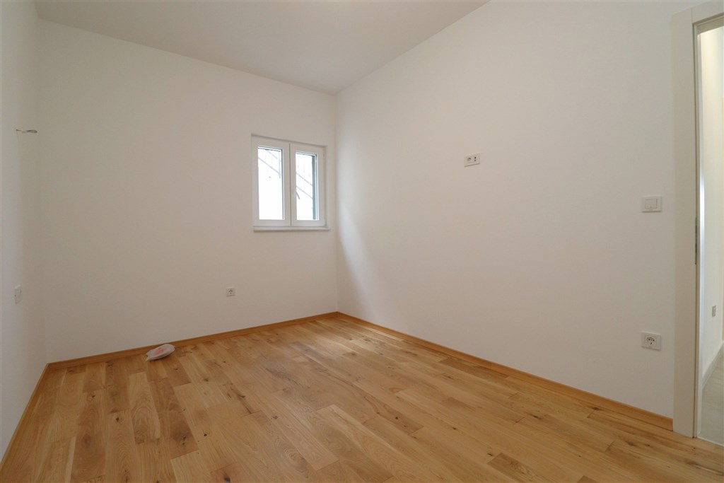 na-prodej-moderni-novy-apartman-se-tremi-loznicemi-a-velkou-terasou-v-prvni-rade-od-more-sparadici-sibenicka-oblast-chorvatsko