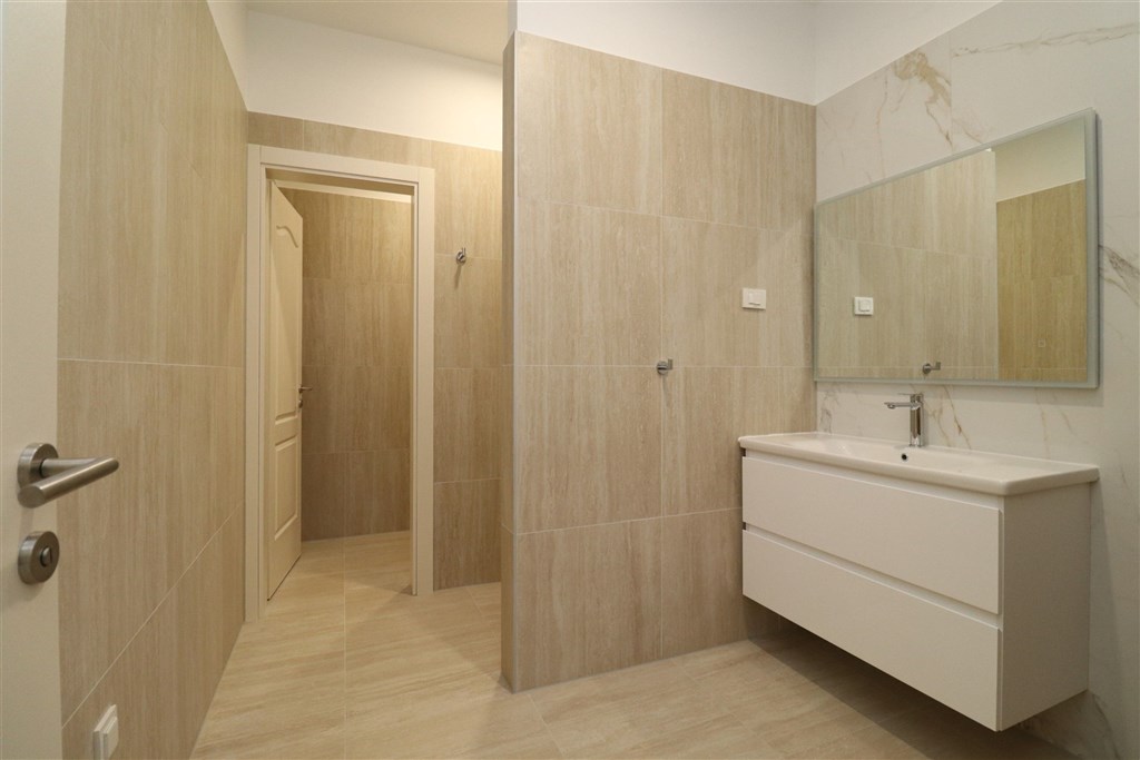 na-prodej-moderni-novy-apartman-se-tremi-loznicemi-a-velkou-terasou-v-prvni-rade-od-more-sparadici-sibenicka-oblast-chorvatsko