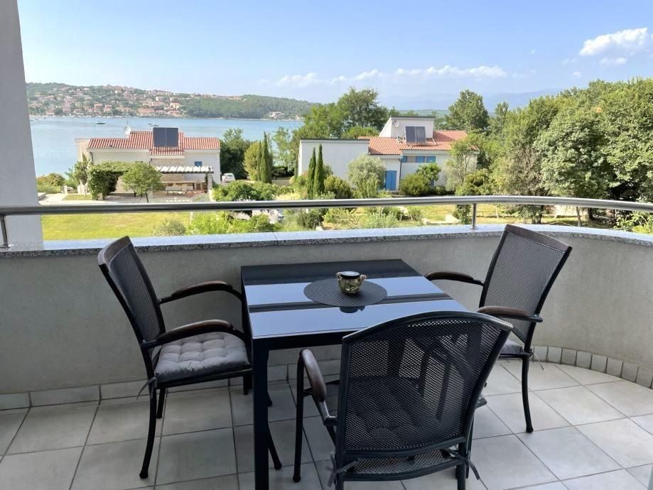 na-prodej-apartman-s-jednou-loznici-a-vyhledem-na-more-soline-ostrov-krk-chorvatsko
