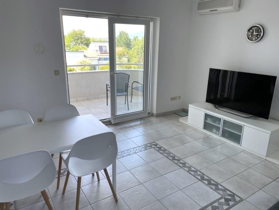 na-prodej-apartman-s-jednou-loznici-a-vyhledem-na-more-soline-ostrov-krk-chorvatsko