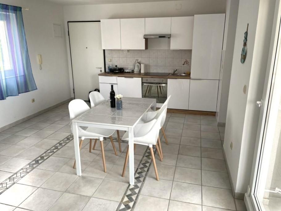na-prodej-apartman-s-jednou-loznici-a-vyhledem-na-more-soline-ostrov-krk-chorvatsko