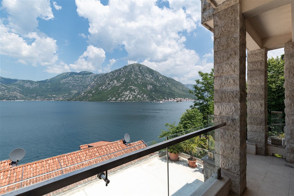 na-prodej-moderni-triloznicovy-apartman-v-zatoce-kotorske-s-panoramoatickym-vyhledem-na-more-kotor-cerne-hora