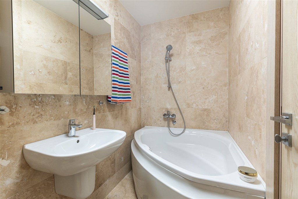 na-prodej-moderni-triloznicovy-apartman-v-zatoce-kotorske-s-panoramoatickym-vyhledem-na-more-kotor-cerne-hora