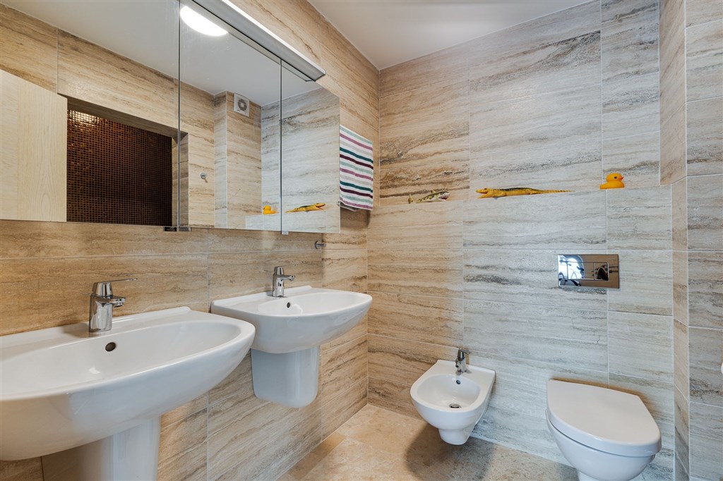 na-prodej-moderni-triloznicovy-apartman-v-zatoce-kotorske-s-panoramoatickym-vyhledem-na-more-kotor-cerne-hora