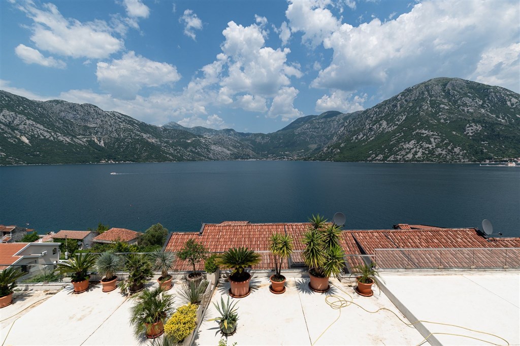 na-prodej-moderni-triloznicovy-apartman-v-zatoce-kotorske-s-panoramoatickym-vyhledem-na-more-kotor-cerne-hora