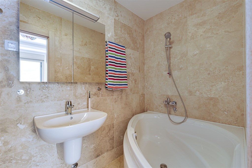 na-prodej-moderni-triloznicovy-apartman-v-zatoce-kotorske-s-panoramoatickym-vyhledem-na-more-kotor-cerne-hora