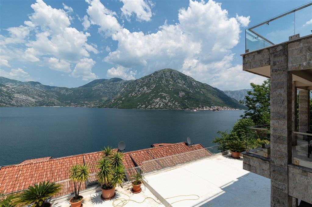 na-prodej-moderni-triloznicovy-apartman-v-zatoce-kotorske-s-panoramoatickym-vyhledem-na-more-kotor-cerne-hora