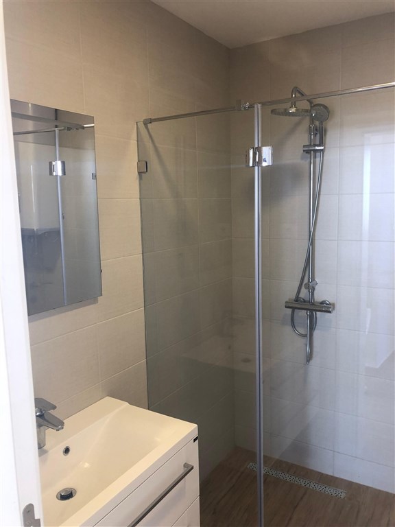na-prodej-luxusni-apartman-v-prvni-linii-u-more-se-soukromou-plazi-a-dvema-bazeny-v-dobre-vode-bar