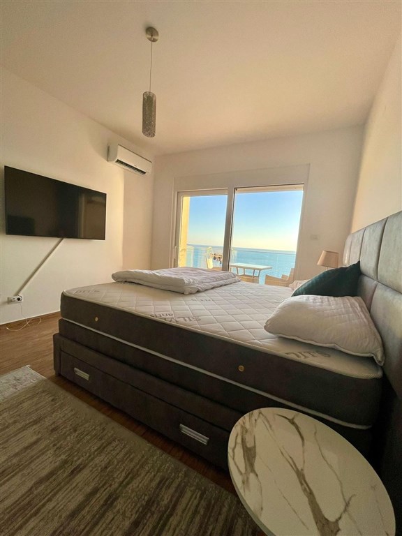 na-prodej-luxusni-apartman-v-prvni-linii-u-more-se-soukromou-plazi-a-dvema-bazeny-v-dobre-vode-bar