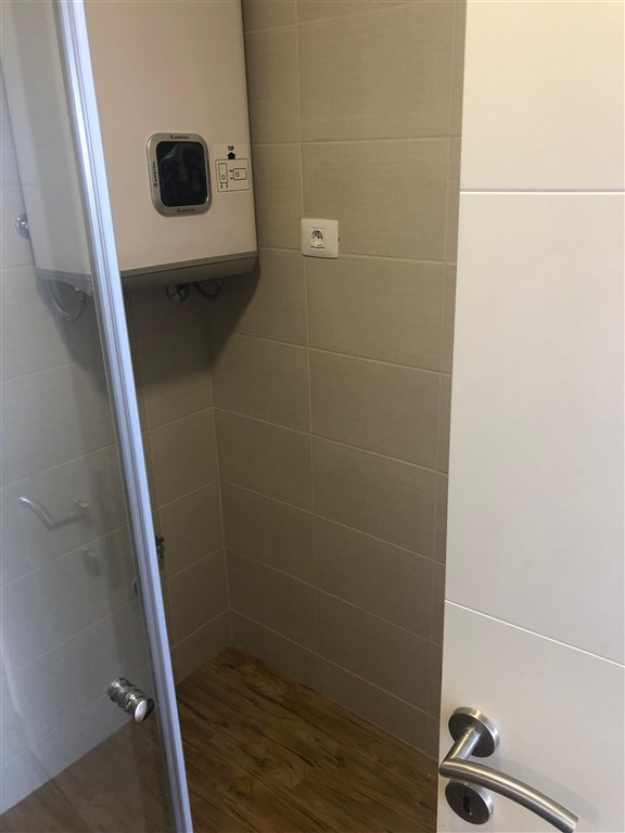 na-prodej-luxusni-apartman-v-prvni-linii-u-more-se-soukromou-plazi-a-dvema-bazeny-v-dobre-vode-bar