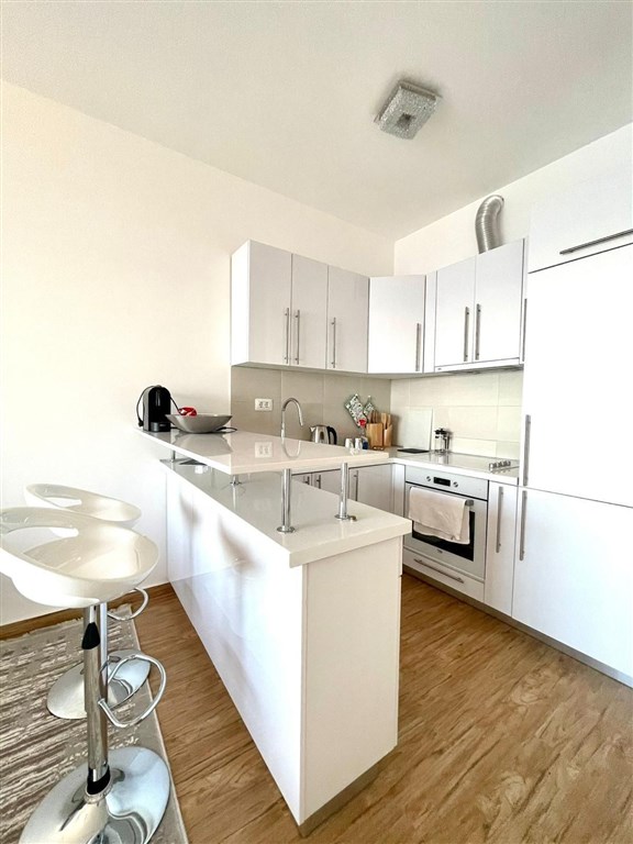 na-prodej-luxusni-apartman-v-prvni-linii-u-more-se-soukromou-plazi-a-dvema-bazeny-v-dobre-vode-bar