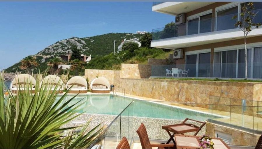 na-prodej-luxusni-apartman-v-prvni-linii-u-more-se-soukromou-plazi-a-dvema-bazeny-v-dobre-vode-bar