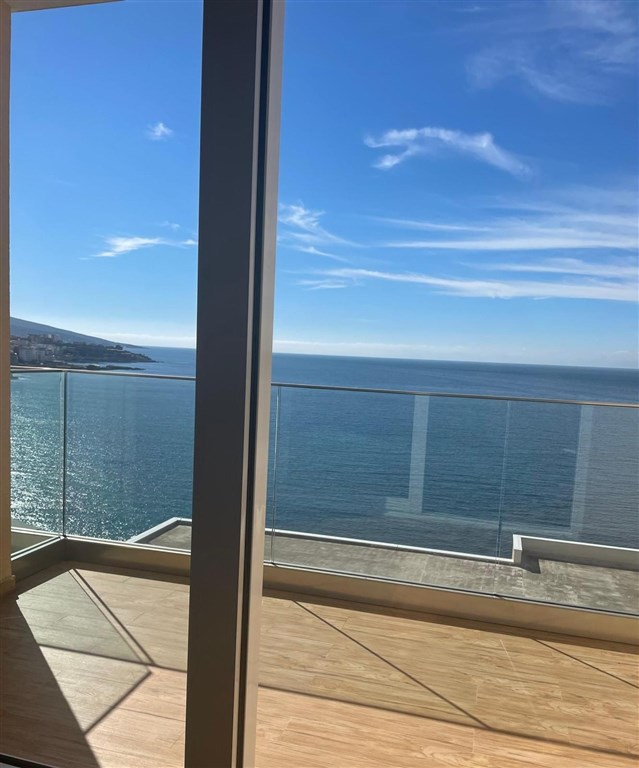 na-prodej-luxusni-apartman-v-prvni-linii-u-more-se-soukromou-plazi-a-dvema-bazeny-v-dobre-vode-bar