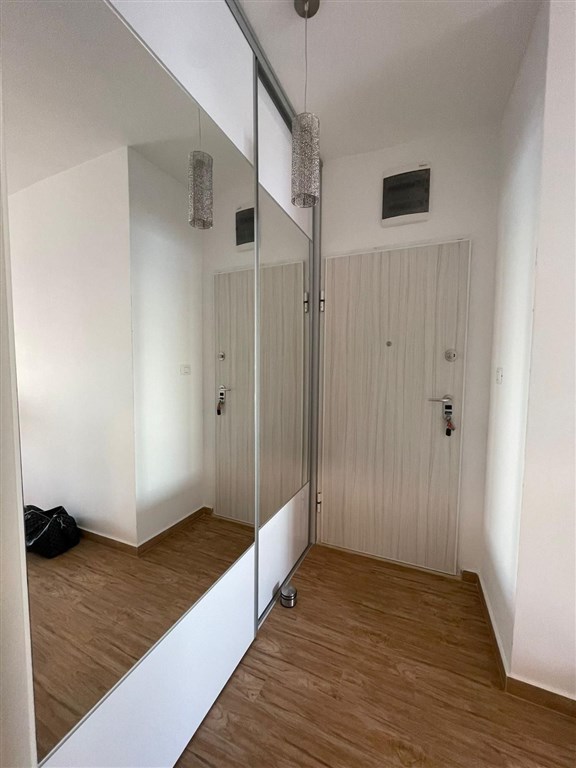 na-prodej-luxusni-apartman-v-prvni-linii-u-more-se-soukromou-plazi-a-dvema-bazeny-v-dobre-vode-bar