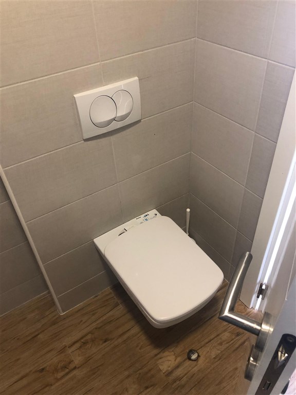 na-prodej-luxusni-apartman-v-prvni-linii-u-more-se-soukromou-plazi-a-dvema-bazeny-v-dobre-vode-bar