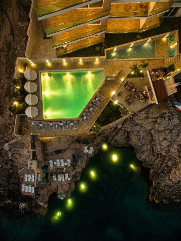 na-prodej-luxusni-apartman-v-prvni-linii-u-more-se-soukromou-plazi-a-dvema-bazeny-v-dobre-vode-bar