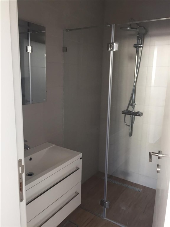 na-prodej-luxusni-apartman-v-prvni-linii-u-more-se-soukromou-plazi-a-dvema-bazeny-v-dobre-vode-bar