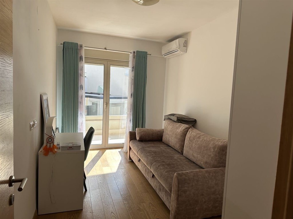 na-prodej-prostorny-apartman-s-vyhledem-na-more-v-rafailovici-cerna-hora