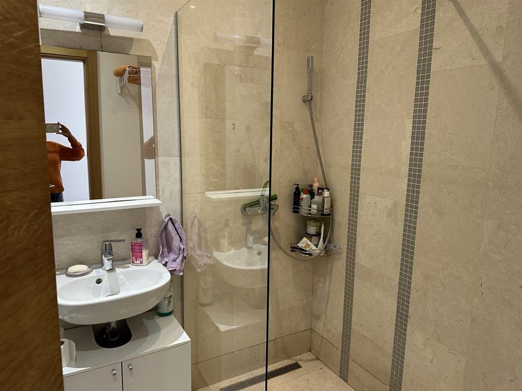 na-prodej-prostorny-apartman-s-vyhledem-na-more-v-rafailovici-cerna-hora