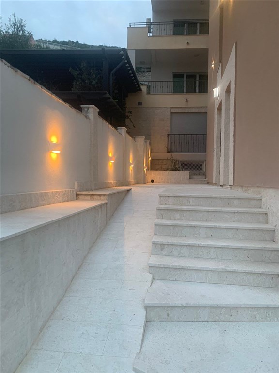 na-prodej-triloznicovy-apartman-v-becici-cerna-hora
