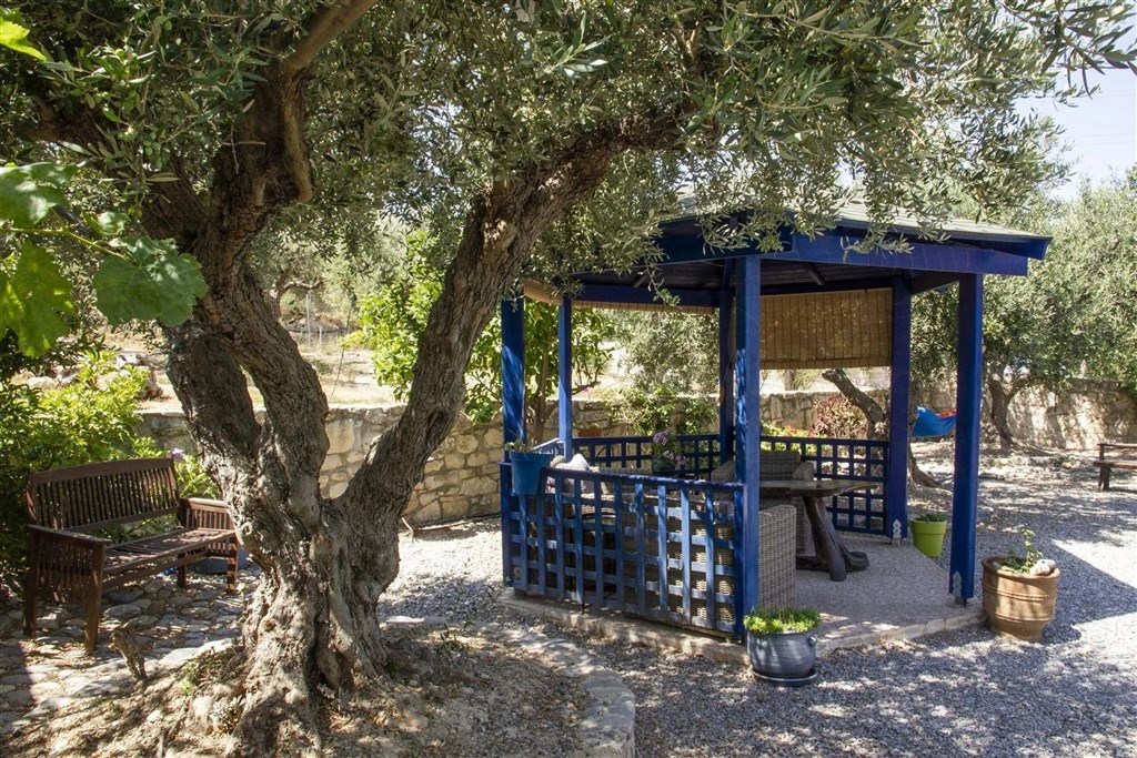 prodej-klidny-dum-na-svahu-s-uchvatnym-vyhledem-na-zaliv-v-oblasti-chania-kreta-recko