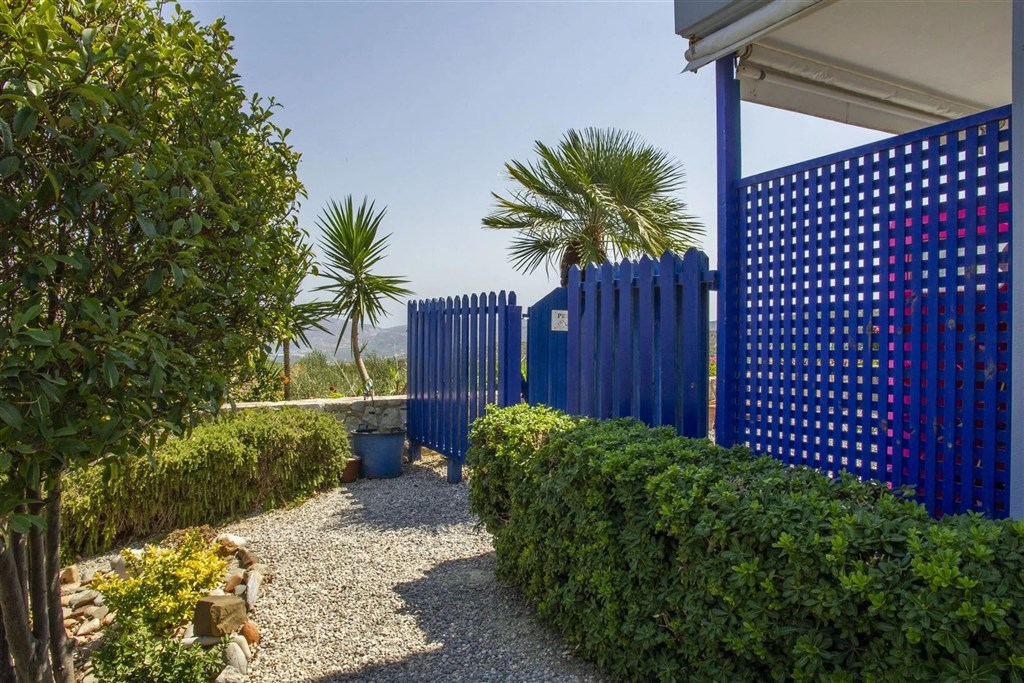 prodej-klidny-dum-na-svahu-s-uchvatnym-vyhledem-na-zaliv-v-oblasti-chania-kreta-recko