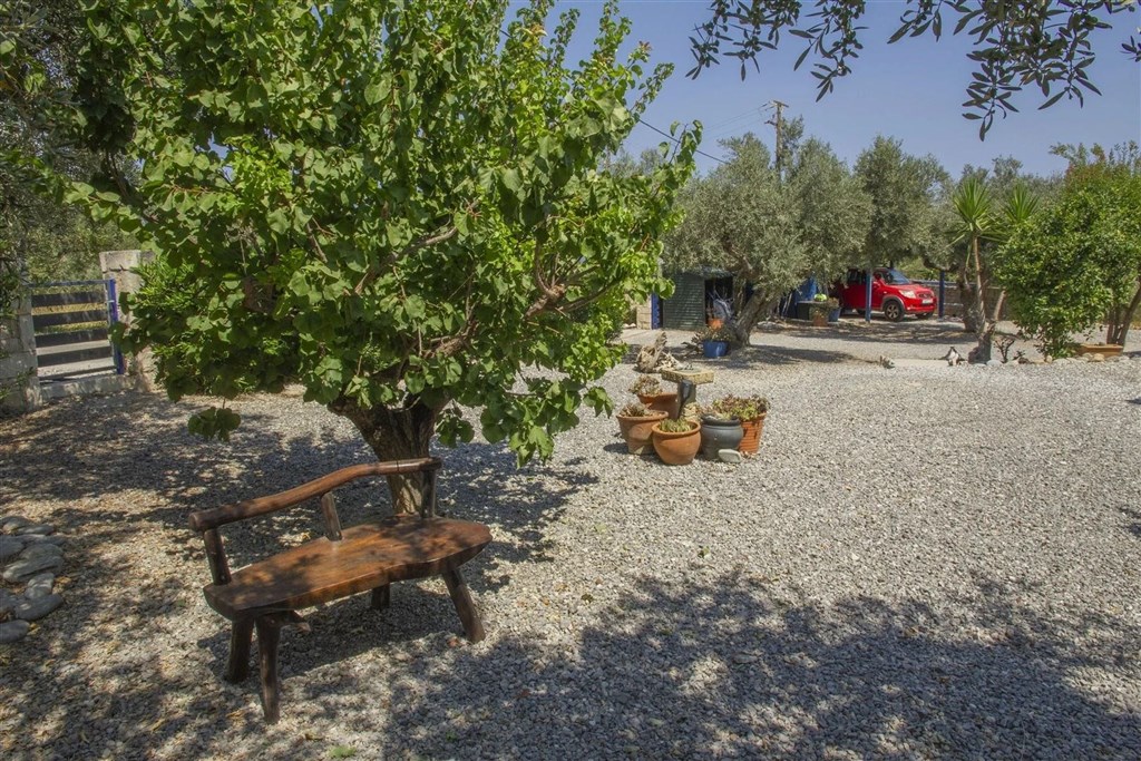 prodej-klidny-dum-na-svahu-s-uchvatnym-vyhledem-na-zaliv-v-oblasti-chania-kreta-recko