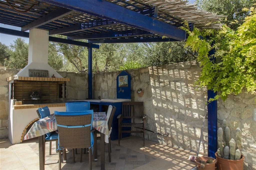 prodej-klidny-dum-na-svahu-s-uchvatnym-vyhledem-na-zaliv-v-oblasti-chania-kreta-recko