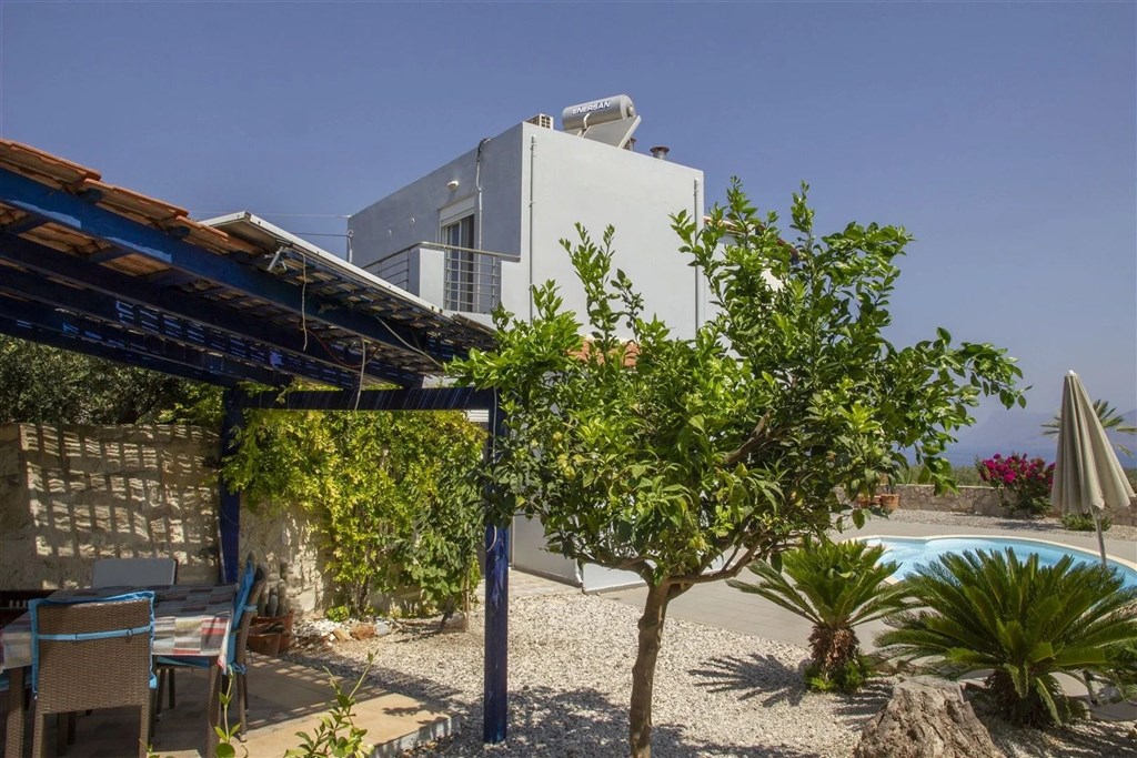 prodej-klidny-dum-na-svahu-s-uchvatnym-vyhledem-na-zaliv-v-oblasti-chania-kreta-recko