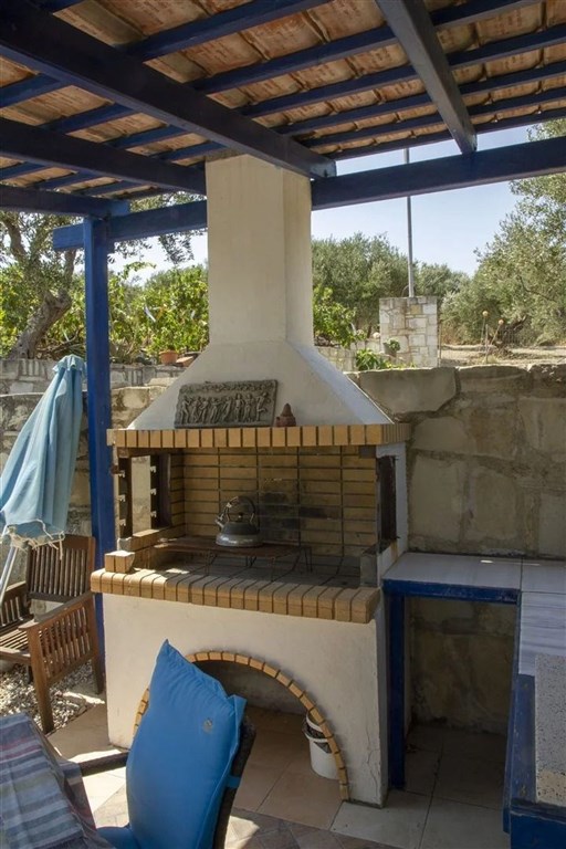 prodej-klidny-dum-na-svahu-s-uchvatnym-vyhledem-na-zaliv-v-oblasti-chania-kreta-recko
