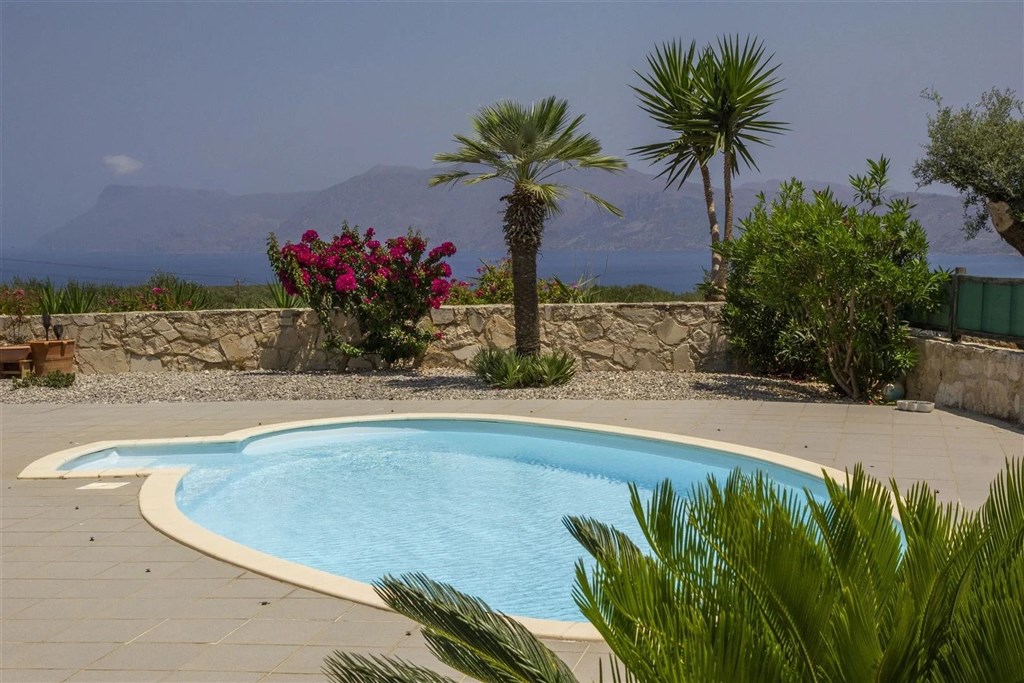prodej-klidny-dum-na-svahu-s-uchvatnym-vyhledem-na-zaliv-v-oblasti-chania-kreta-recko
