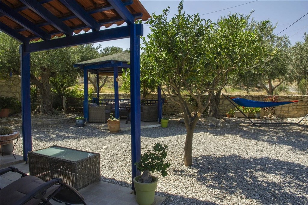prodej-klidny-dum-na-svahu-s-uchvatnym-vyhledem-na-zaliv-v-oblasti-chania-kreta-recko