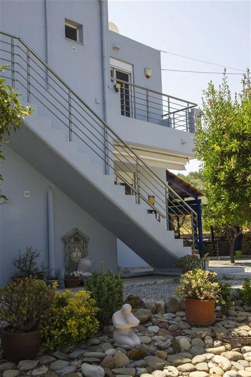 prodej-klidny-dum-na-svahu-s-uchvatnym-vyhledem-na-zaliv-v-oblasti-chania-kreta-recko