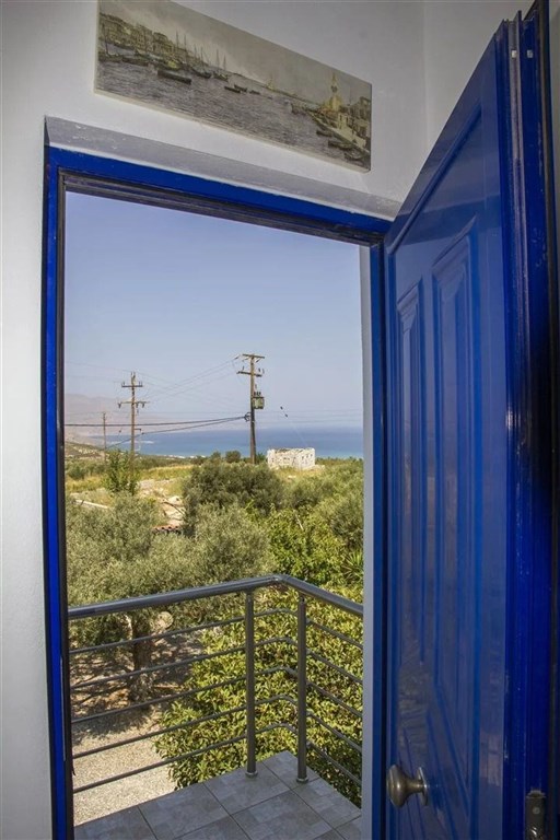 prodej-klidny-dum-na-svahu-s-uchvatnym-vyhledem-na-zaliv-v-oblasti-chania-kreta-recko