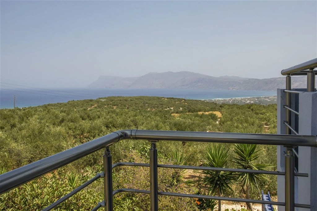 prodej-klidny-dum-na-svahu-s-uchvatnym-vyhledem-na-zaliv-v-oblasti-chania-kreta-recko