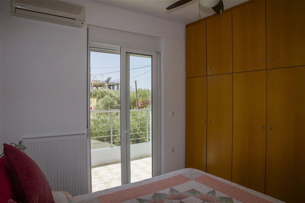 prodej-klidny-dum-na-svahu-s-uchvatnym-vyhledem-na-zaliv-v-oblasti-chania-kreta-recko