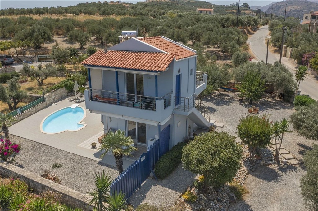 prodej-klidny-dum-na-svahu-s-uchvatnym-vyhledem-na-zaliv-v-oblasti-chania-kreta-recko