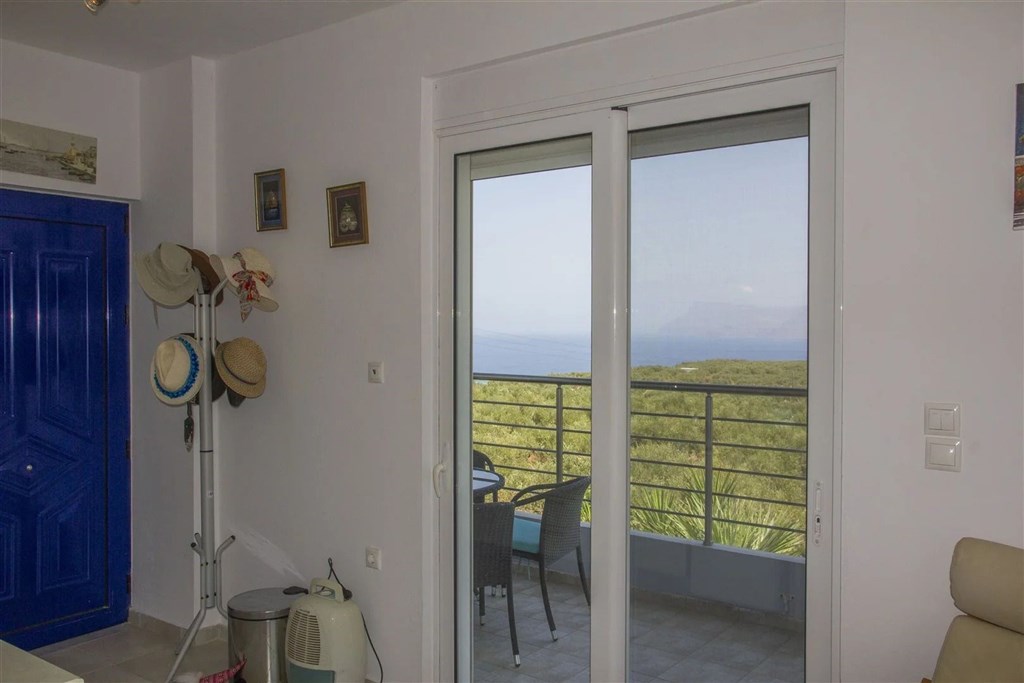 prodej-klidny-dum-na-svahu-s-uchvatnym-vyhledem-na-zaliv-v-oblasti-chania-kreta-recko