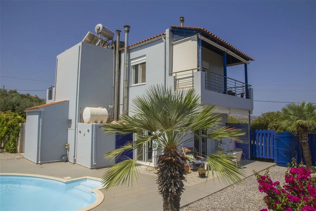 prodej-klidny-dum-na-svahu-s-uchvatnym-vyhledem-na-zaliv-v-oblasti-chania-kreta-recko