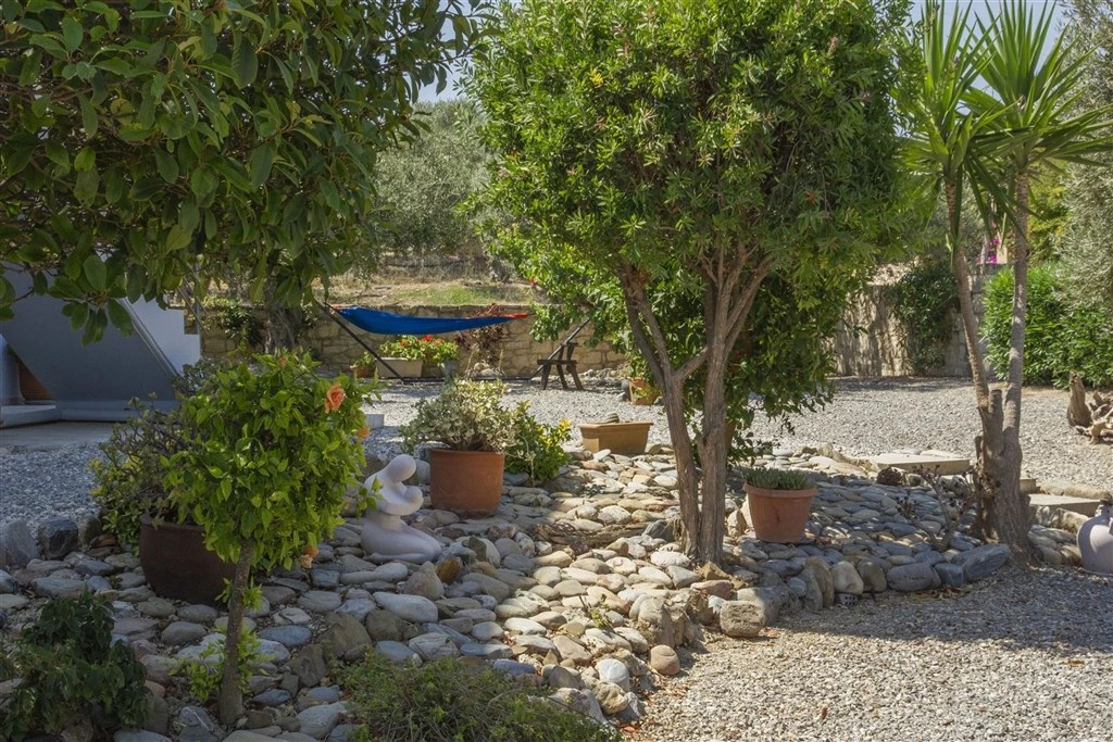 prodej-klidny-dum-na-svahu-s-uchvatnym-vyhledem-na-zaliv-v-oblasti-chania-kreta-recko