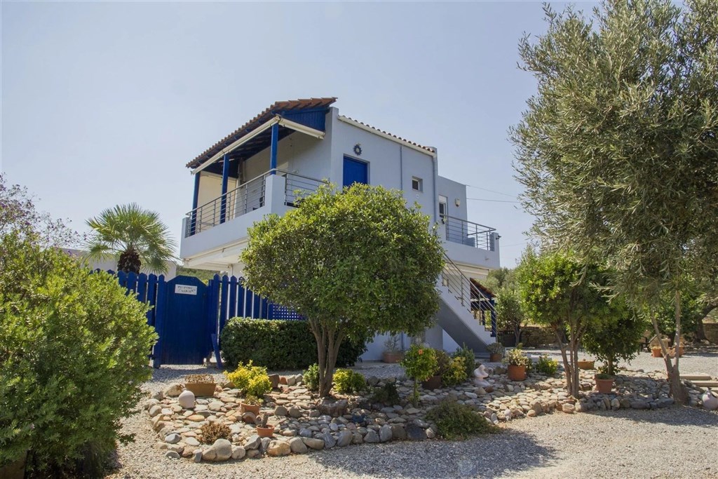 prodej-klidny-dum-na-svahu-s-uchvatnym-vyhledem-na-zaliv-v-oblasti-chania-kreta-recko