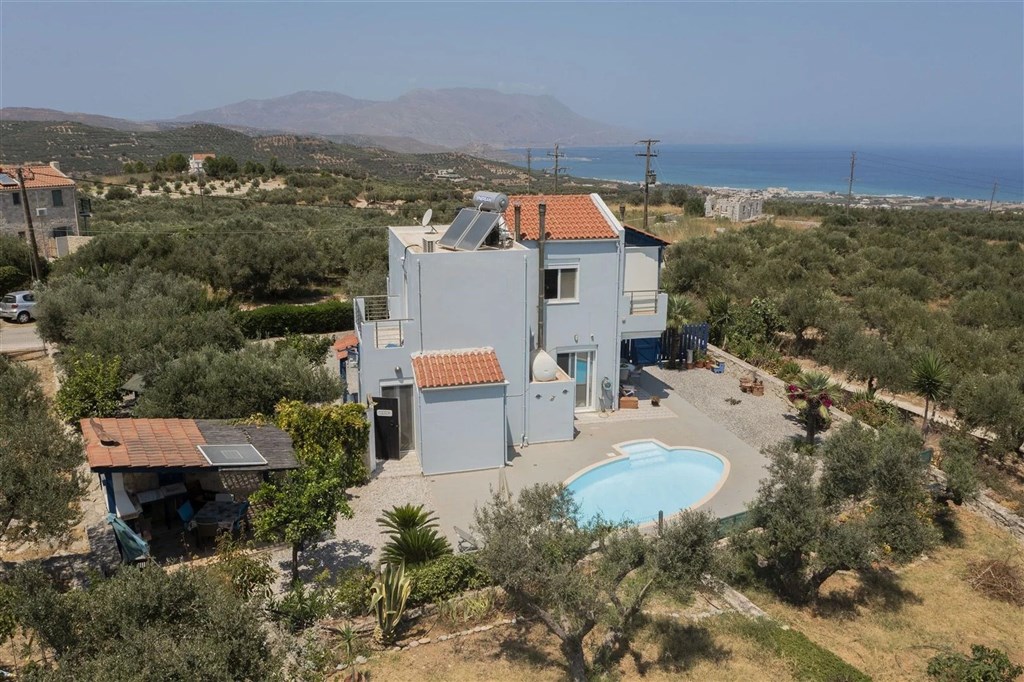 prodej-klidny-dum-na-svahu-s-uchvatnym-vyhledem-na-zaliv-v-oblasti-chania-kreta-recko