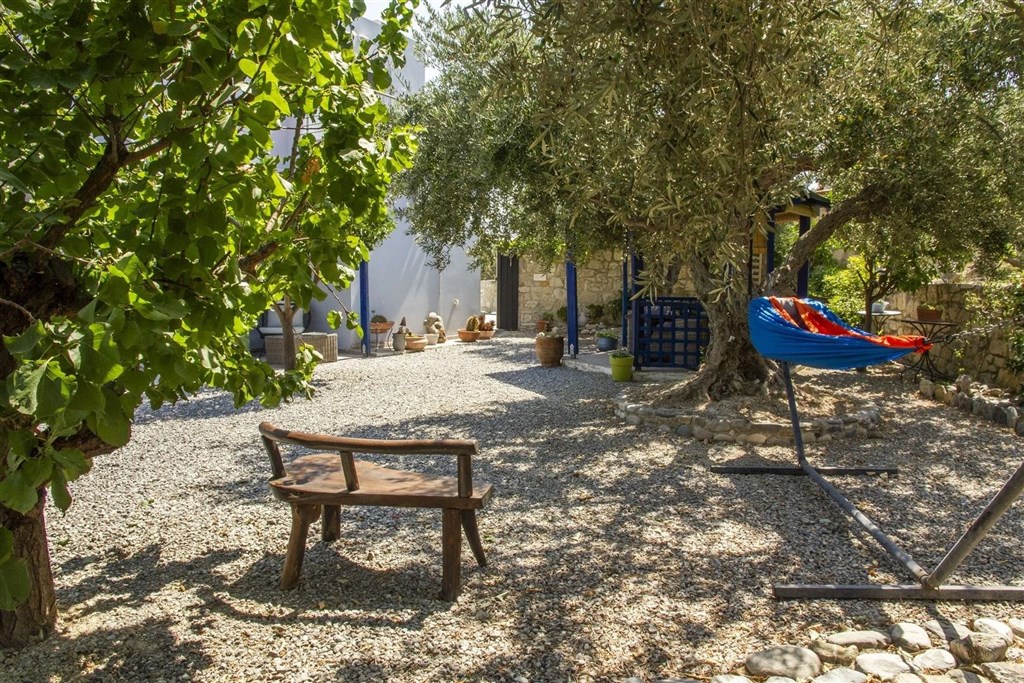 prodej-klidny-dum-na-svahu-s-uchvatnym-vyhledem-na-zaliv-v-oblasti-chania-kreta-recko