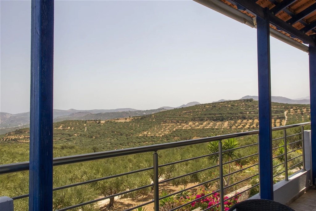 prodej-klidny-dum-na-svahu-s-uchvatnym-vyhledem-na-zaliv-v-oblasti-chania-kreta-recko