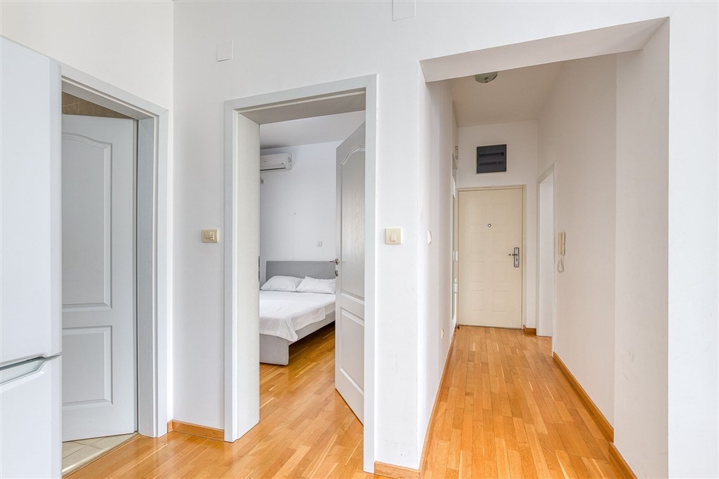 na-prodej-dvouloznicovy-morderni-apartman-v-becici-cerna-hora