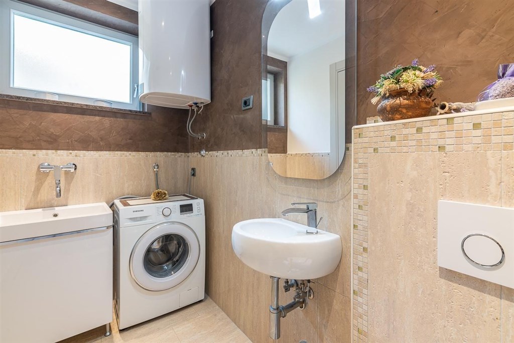 na-prodej-prostorny-apartman-s-castecnym-vyhledem-na-more-vrbnik-ostrov-krk-chorvatsko