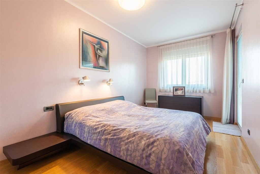 na-prodej-prostorny-apartman-s-castecnym-vyhledem-na-more-vrbnik-ostrov-krk-chorvatsko