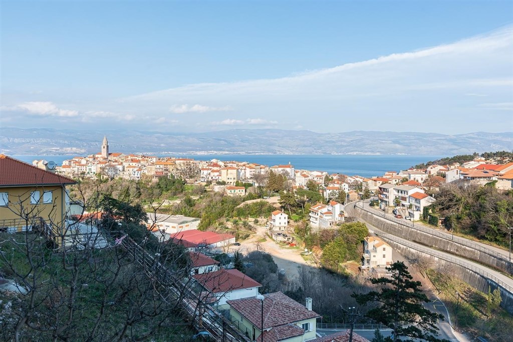 na-prodej-prostorny-apartman-s-castecnym-vyhledem-na-more-vrbnik-ostrov-krk-chorvatsko