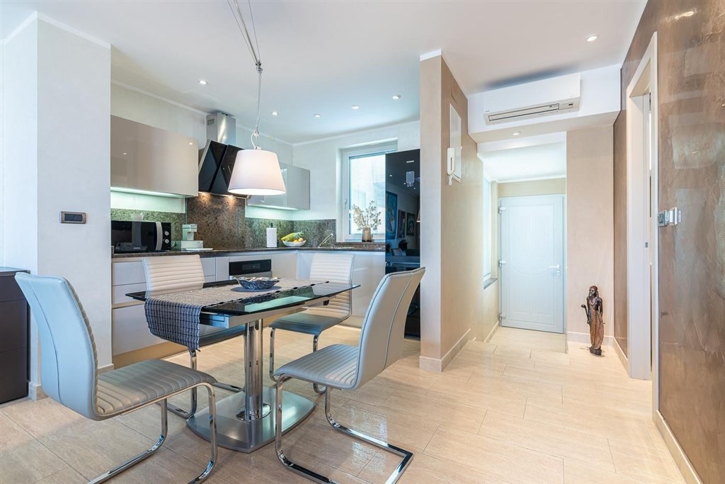 na-prodej-prostorny-apartman-s-castecnym-vyhledem-na-more-vrbnik-ostrov-krk-chorvatsko