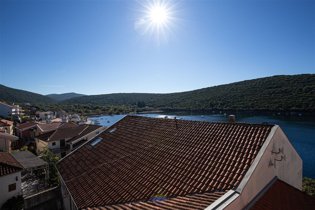na-prodej-utulny-apartman-u-more-s-terasou-a-uzasnym-vyhledem-na-more-v-bigovo-cerna-hora